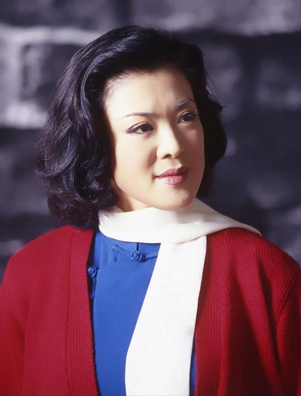 歌唱家萬山紅:離異後至今單身,與兒子是一個屋簷下的“租客” 歌唱家萬山紅:離異後至今單身,與兒子是一個屋簷下的“租客”