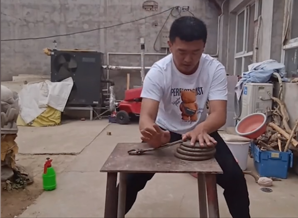 小夥子自幼苦練通背拳，狠厲拳法震撼網友，冠軍張偉麗也前來拜訪