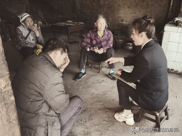 28年前他們將女兒送人,如今年老後卻想找回,因為她現在很有錢 28年前他們將女兒送人,如今年老後卻想找回,因為她現在很有錢