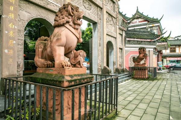 四川人太太太淡定！在“古墓”旁喝茶聊天，2元一杯茶喝得真巴適