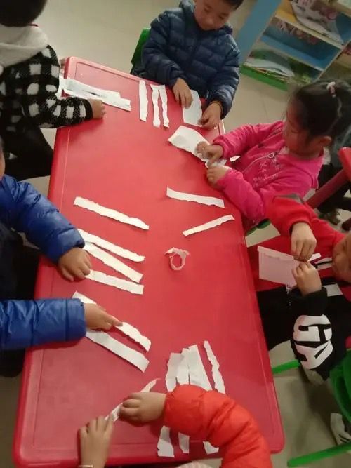 孩子撕書要不要管?2歲半是界限,年齡不同處理“撕書”方式不同 孩子撕書要不要管?2歲半是界限,年齡不同處理“撕書”方式不同