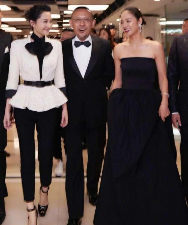 許晴的穿搭夠驚豔?但遇上小10歲的周韻卻被碾壓關鍵差在氣質上? 許晴的穿搭夠驚豔?但遇上小10歲的周韻卻被碾壓關鍵差在氣質上?