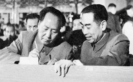 周恩來病重期間，每次做手術，在手術室外一直守護著的人是誰？