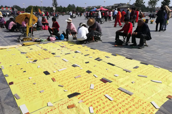 在伏羲陵前,趕一場神奇廟會 在伏羲陵前,趕一場神奇廟會