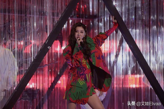 王雷39歲生日真隆重！李小萌穿黑色攜閨蜜成主角，身材哪像坐月子