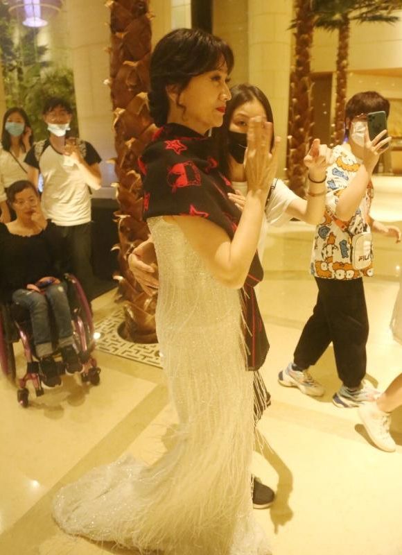 在酒店拍到趙雅芝,嘴角凹陷脖頸皺紋很深,這才是真實的66歲 在酒店拍到趙雅芝,嘴角凹陷脖頸皺紋很深,這才是真實的66歲