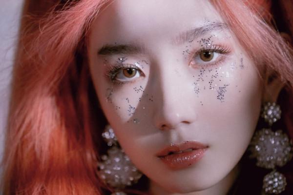 孟美岐的藍色服裝挺酷炫的,但妝容更獨特,有些人欣賞不來 孟美岐的藍色服裝挺酷炫的,但妝容更獨特,有些人欣賞不來