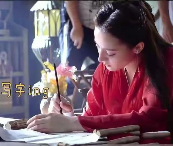 迪麗熱巴書法被盛讚有涵養，硬筆書法堅挺有力，毛筆書法碑帖互融