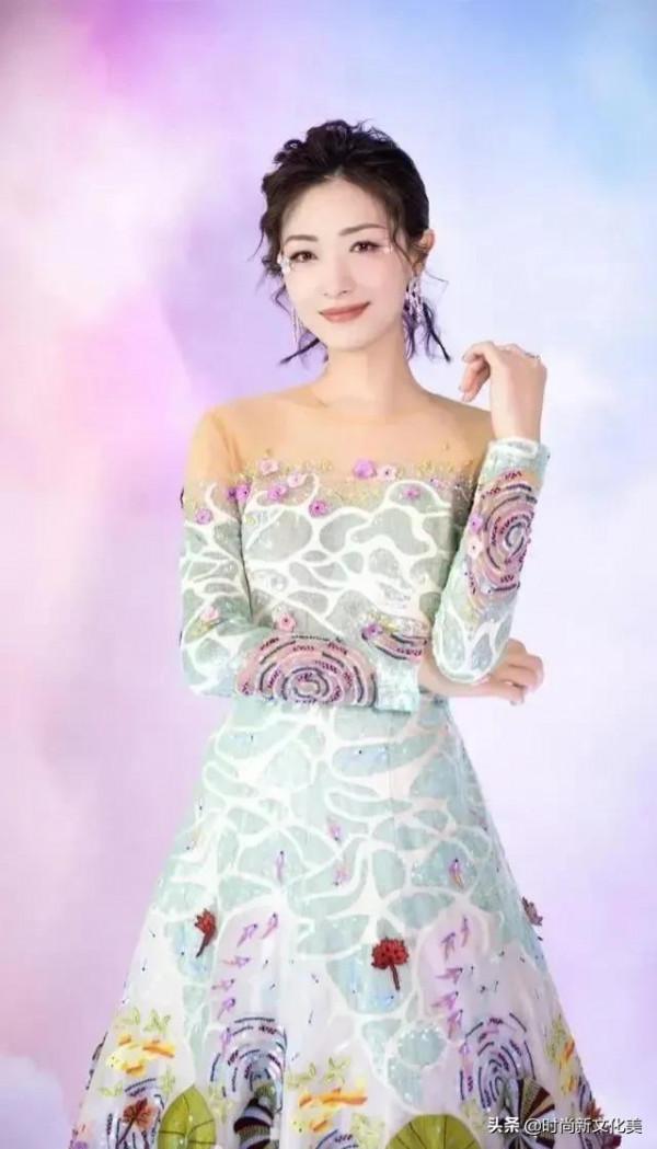 萬茜，人淡如菊，自帶風情閒看花開花落，坐待雲捲雲舒