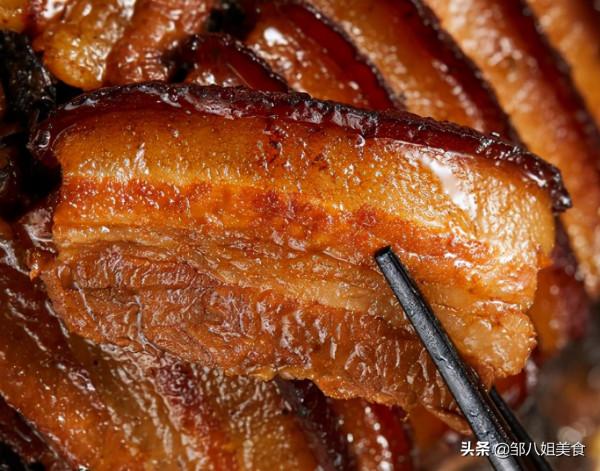 過年做梅菜扣肉，掌握好4點竅門，誰做都成功，酥爛不膩香氣濃郁