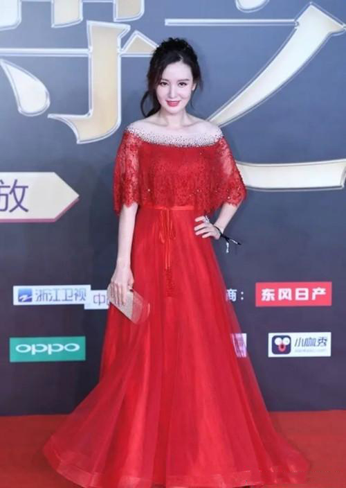 40歲張萌學小姑娘趕時髦,戴毛線帽扮嫩成功,紅色毛絨大衣超惹眼 40歲張萌學小姑娘趕時髦,戴毛線帽扮嫩成功,紅色毛絨大衣超惹眼