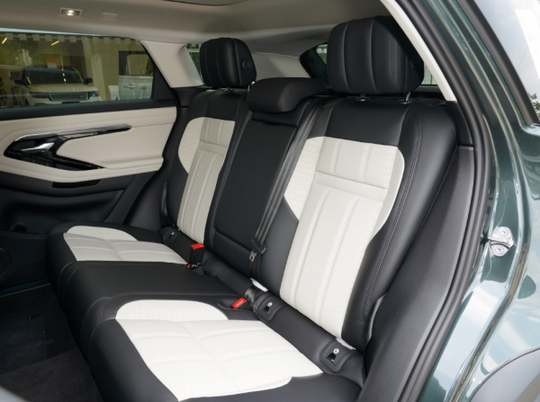 路虎終於成功了，車寬1904mm，滿油跑900KM，帶你看攬勝極光L