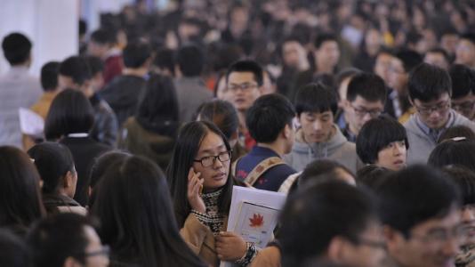 新型“啃老”方式興起：無數高材生用“大好前程”換父母有苦難言