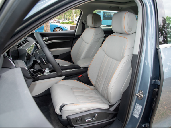 一汽大眾奧迪e-tron新能源純電車，依然三塊大螢幕，科技感極強