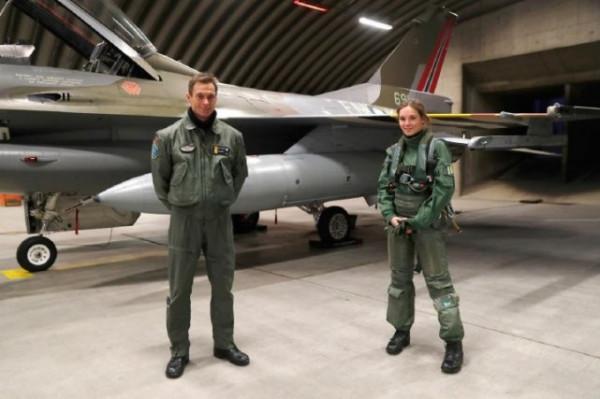 冰雪女王成人禮！17歲公主褐發美顏，竟駕駛F16戰機巡視王國