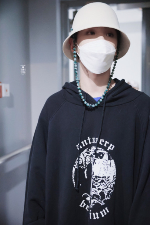 穿長裙、塗指甲油的boy黃明昊，男生還能這麼搭