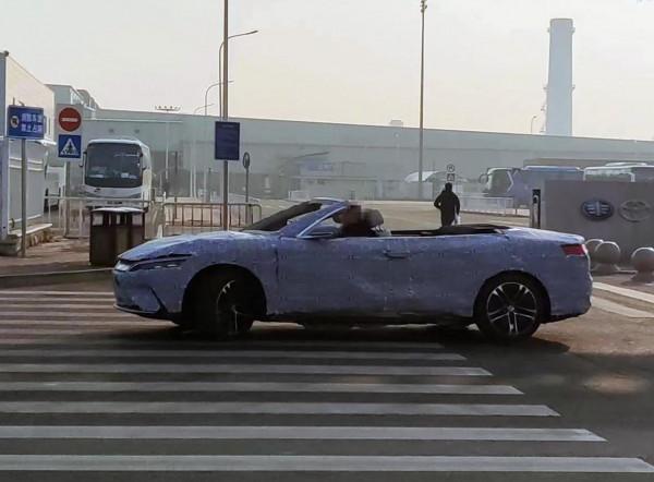 比亞迪漢敞篷版實車曝光，雙門軟頂，外觀很帥氣，顏值媲美保時捷