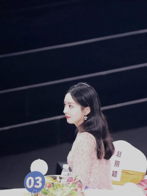 晚會臺下的趙麗穎 專心看節目的穎寶好美