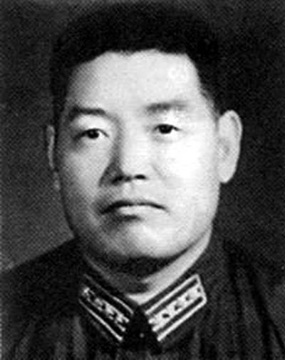 他年輕有為，不斷晉升，51歲時任空軍司令，四年後因動盪被撤職