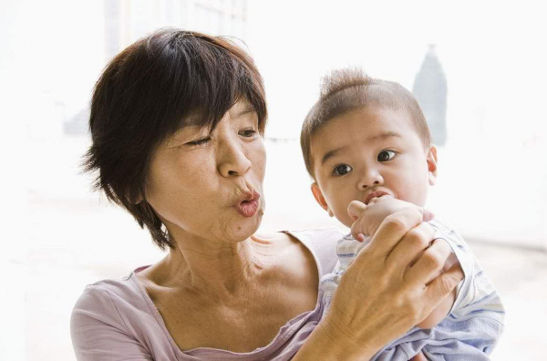 寶寶跟誰睡就是誰的娃?李玫瑾:懷胎十月不如養娃十個月,別不信 寶寶跟誰睡就是誰的娃?李玫瑾:懷胎十月不如養娃十個月,別不信