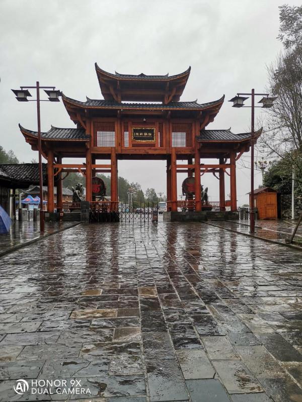 苗寨景區旅遊,看上價值2500元的銀碗值得買嗎?有沒有收藏價值? 苗寨景區旅遊,看上價值2500元的銀碗值得買嗎?有沒有收藏價值?