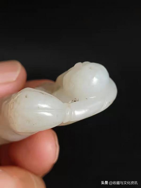 清代和田玉和合二仙掛件鑑賞