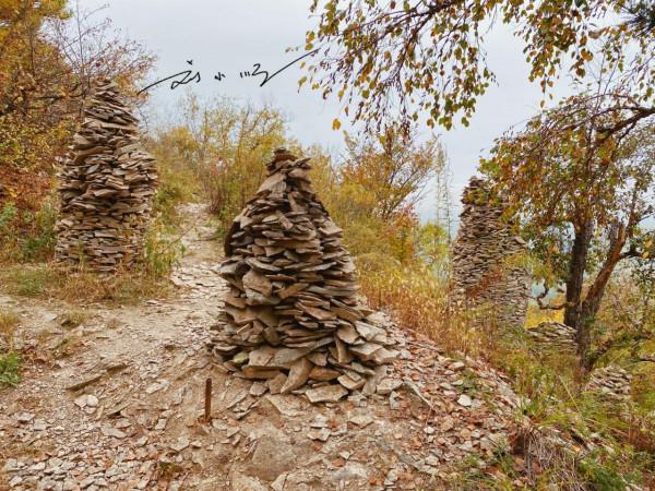 遊客在吉林延邊旅遊,發現山上好多石頭堆,不禁疑惑:這是什麼? 遊客在吉林延邊旅遊,發現山上好多石頭堆,不禁疑惑:這是什麼?