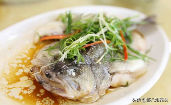 蒸鱸魚,只用“4樣料”就夠了,有人常弄錯,難怪魚肉不鮮不嫩 蒸鱸魚,只用“4樣料”就夠了,有人常弄錯,難怪魚肉不鮮不嫩