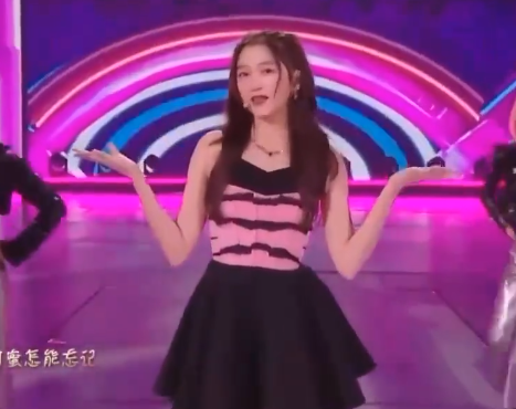 跨年女星哪家強？周慧敏凍齡狀態好，金晨穿漢服，楊紫創收視高峰