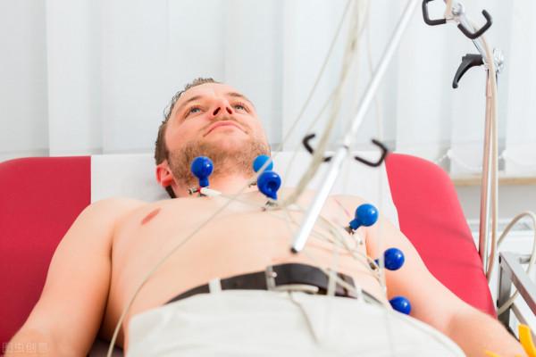 為什麼愛喝酒的人容易得腦梗死？醫生提醒：4大原因不容忽視