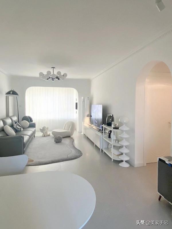 堅持極簡主義的浙江夫婦，把家裝修得一塵不染，透著骨子裡的高階