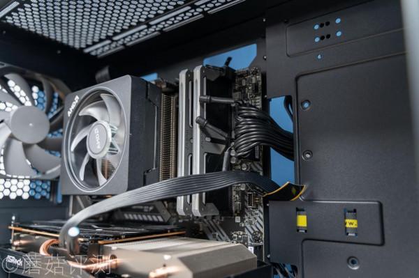 螢幕酷炫,用料誇張,適合高階玩家、技嘉鉑金雕1200W白金牌電源 螢幕酷炫,用料誇張,適合高階玩家、技嘉鉑金雕1200W白金牌電源
