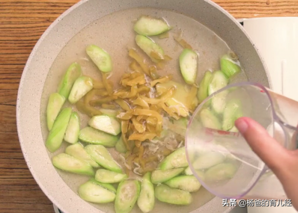 用荷包蛋和絲瓜做一碗湯,鮮香味美又解饞,孩子愛喝的湯羹 用荷包蛋和絲瓜做一碗湯,鮮香味美又解饞,孩子愛喝的湯羹