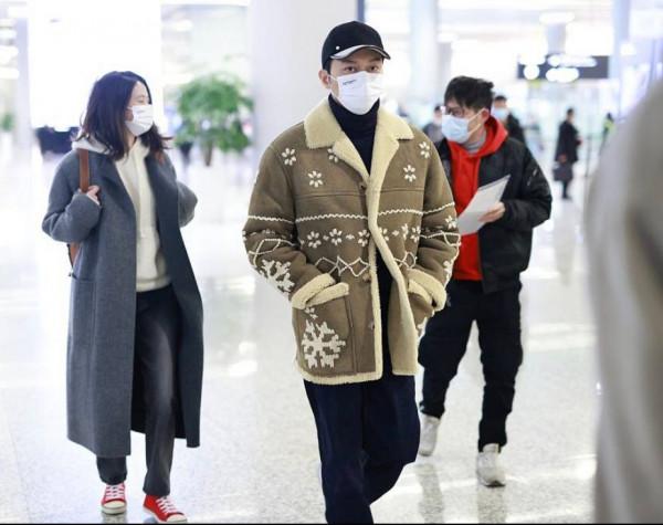 袁詠儀隨性慣了，素顏走機場也不在乎，張智霖穿6萬大衣倒挺時髦