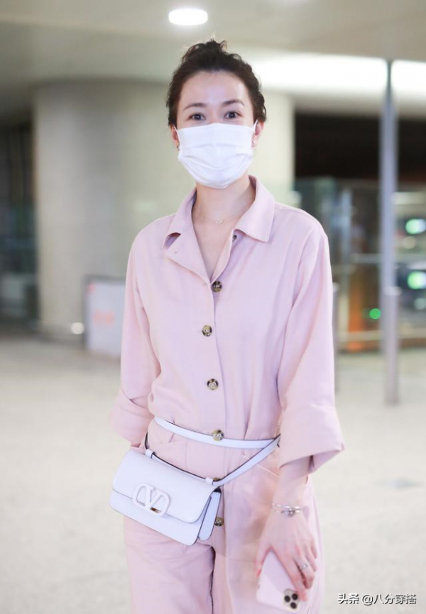 佘詩曼又成功“扮嫩”，穿粉色連體褲甜美減齡，時髦溫柔又可愛