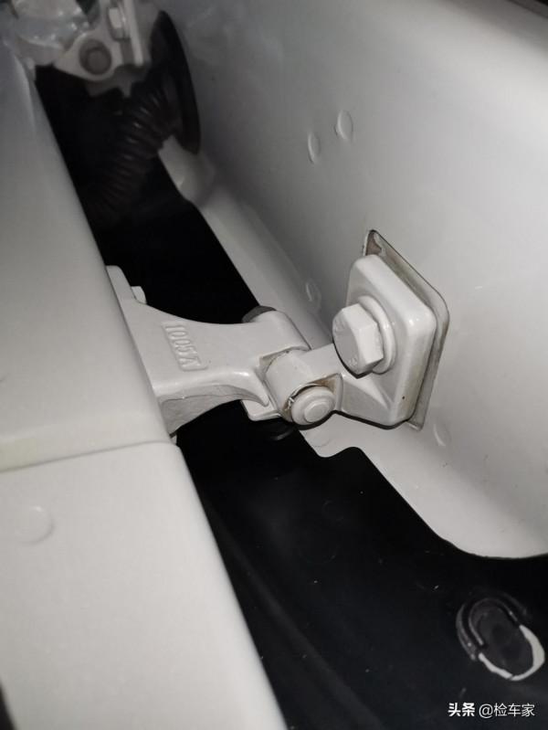 9萬塊買輛12年的法系跑車，小哥上來就砍價1萬，賣家：成交