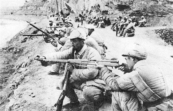 攻打黃維兵團，眾多將領紛紛請戰，陳賡託私人關係，劉鄧相視一笑