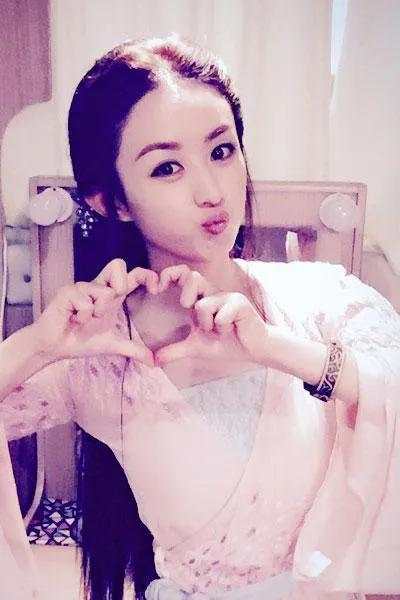 趙麗穎有一張娃娃臉，嘟嘟嘴的時候太卡哇伊了，太萌了愛死了