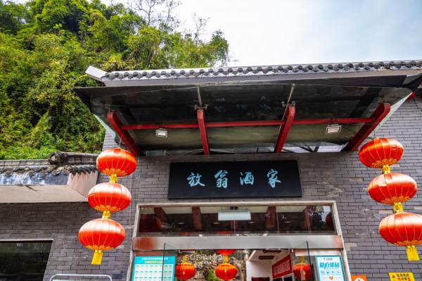 全球九大巖洞餐廳，中國僅有一家！相傳餐廳下面還鎖著一條妖龍