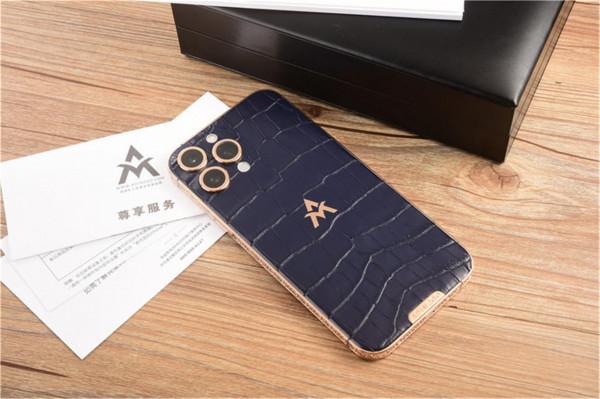 愛馬仕同款,皮革中的黃金:藍色鱷魚皮定製款iPhone 13 Pro 愛馬仕同款,皮革中的黃金:藍色鱷魚皮定製款iPhone 13 Pro