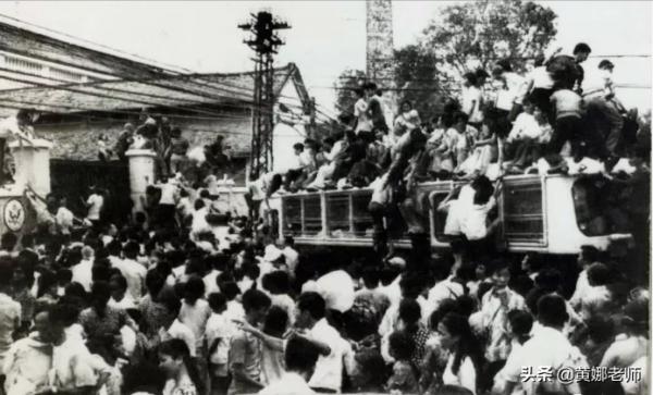 越南西貢大撤退中,美軍曾主動把直升機推下航母,這背後很有故事 越南西貢大撤退中,美軍曾主動把直升機推下航母,這背後很有故事