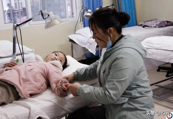 女子臨盆遇修路，無奈家中生產致女兒腦癱，她攜女兒四處求醫贖罪