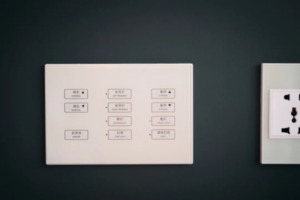 住進愛馬仕橙的房間，躺在高空看海景