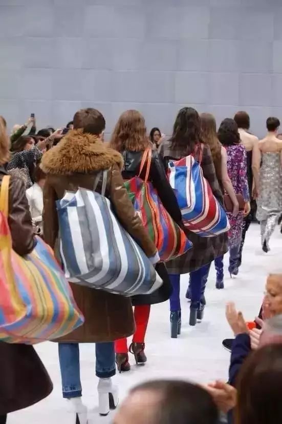 看了外國人改造的“中國風”小屋,中國網友卻沉默了:改得很好,下次不要再改了 看了外國人改造的“中國風”小屋,中國網友卻沉默了:改得很好,下次不要再改了