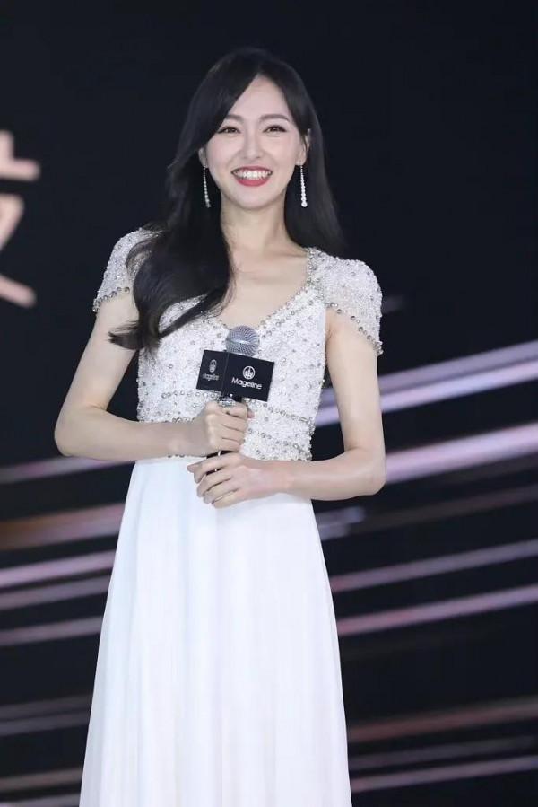 唐嫣禮服高貴優雅，一頭長髮溫柔似水，微笑超甜，甜美可人 ​​​