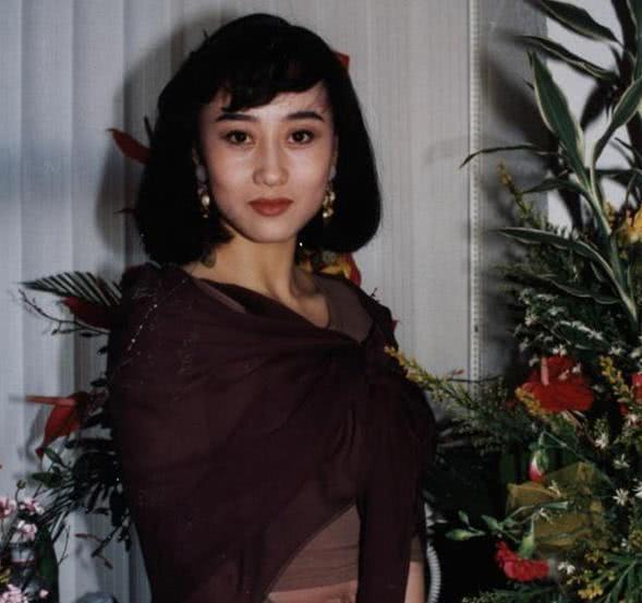 歲月不饒人，這6位女星，曾經驚豔時光如今顏值崩塌