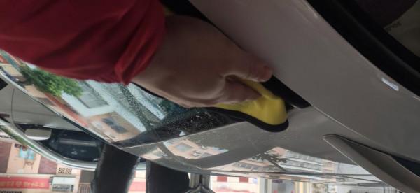 前擋風玻璃去油膜作業