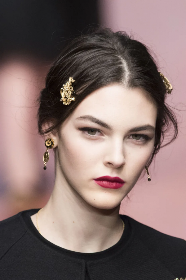 老佛爺離世前“最後一位靈感繆斯”：這是人類可以擁有的美貌嗎？