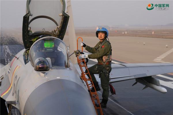 特稿丨航線——記海軍航空大學某基地艦載機飛行教官群體