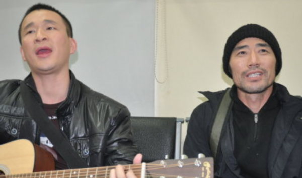 旭日陽剛落魄街頭擺攤,賣力演唱無人理,唱汪峰名曲被嘲沒錢了 旭日陽剛落魄街頭擺攤,賣力演唱無人理,唱汪峰名曲被嘲沒錢了